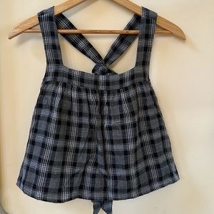 Super cute top. Back bow